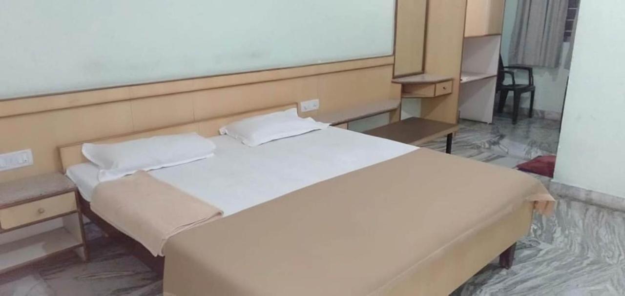 Iroomz Hoysala Residency Белари Екстериор снимка