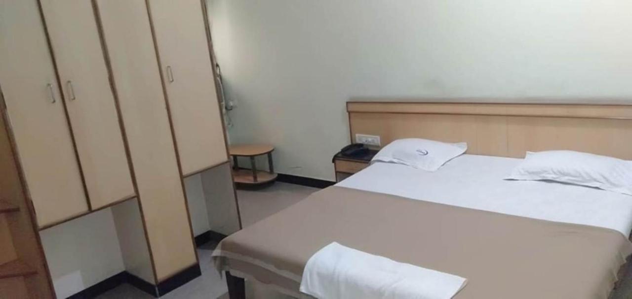 Iroomz Hoysala Residency Белари Екстериор снимка