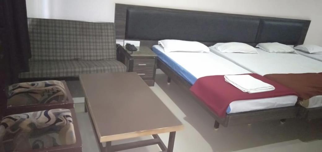 Iroomz Hoysala Residency Белари Екстериор снимка
