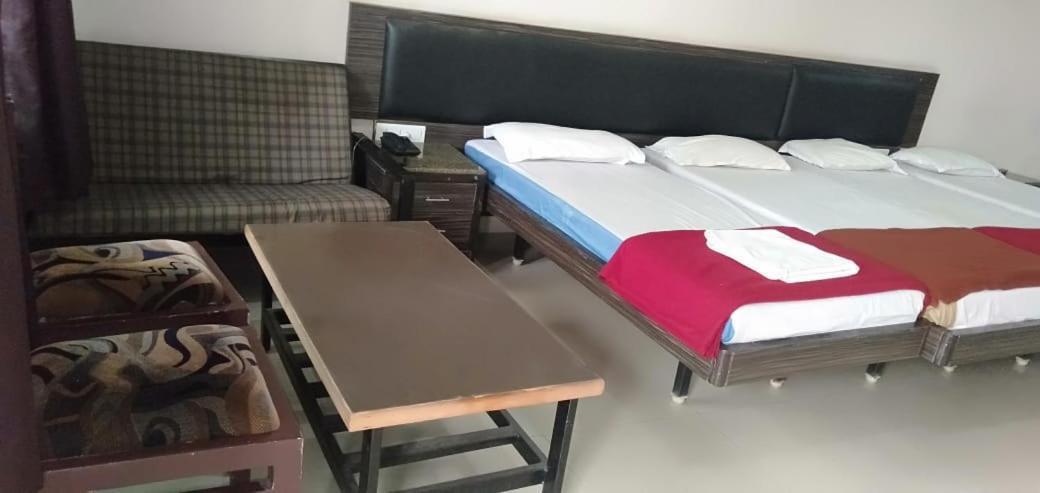 Iroomz Hoysala Residency Белари Екстериор снимка