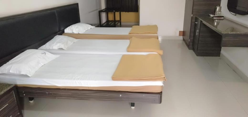 Iroomz Hoysala Residency Белари Екстериор снимка