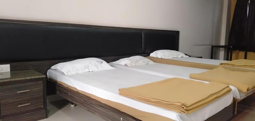 Iroomz Hoysala Residency Белари Екстериор снимка