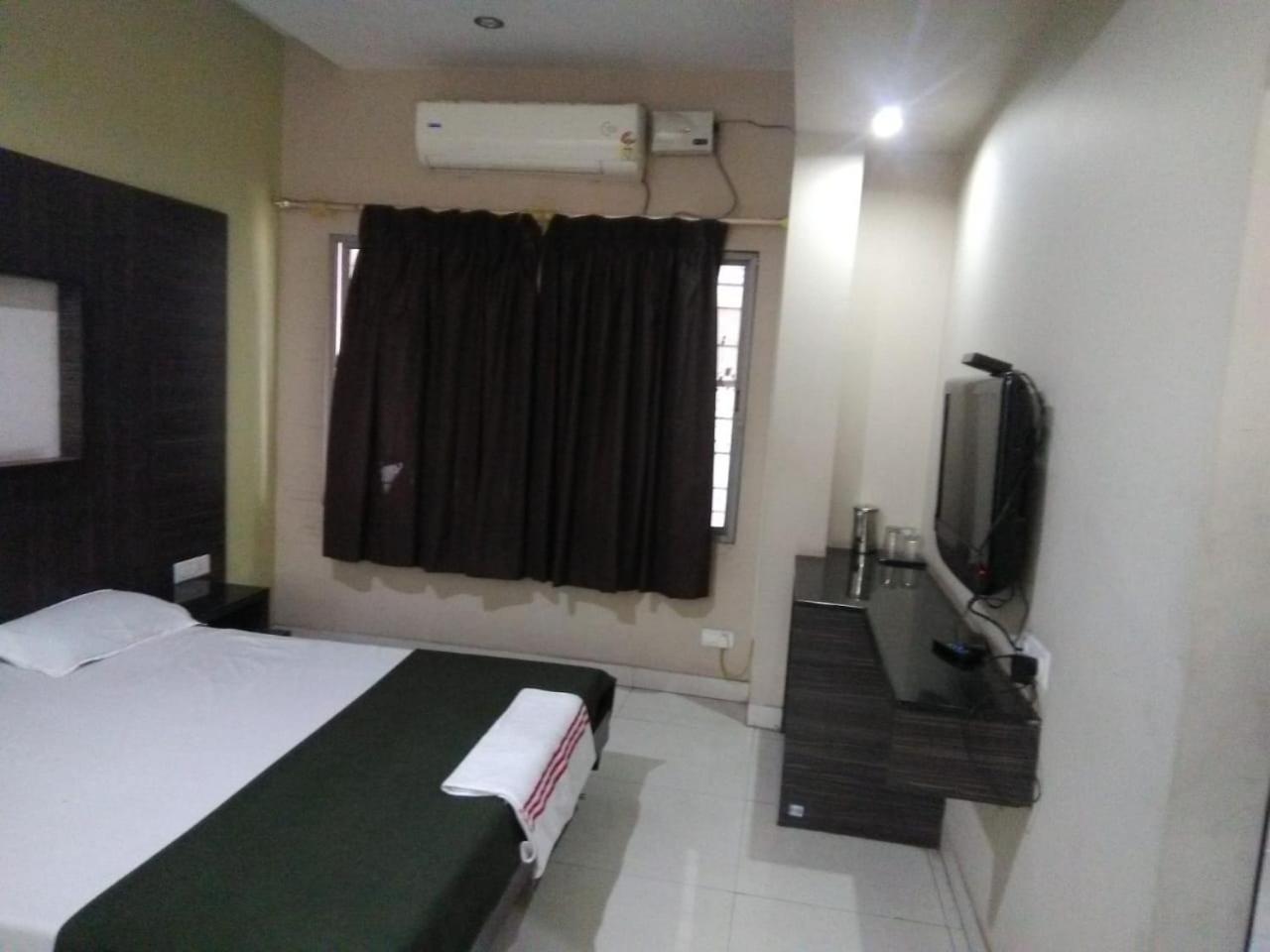 Iroomz Hoysala Residency Белари Екстериор снимка